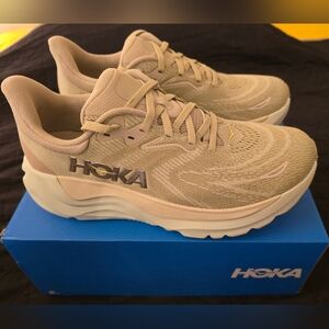 NEW IN BOX Hoka "Arahi 8" Women's Size 9